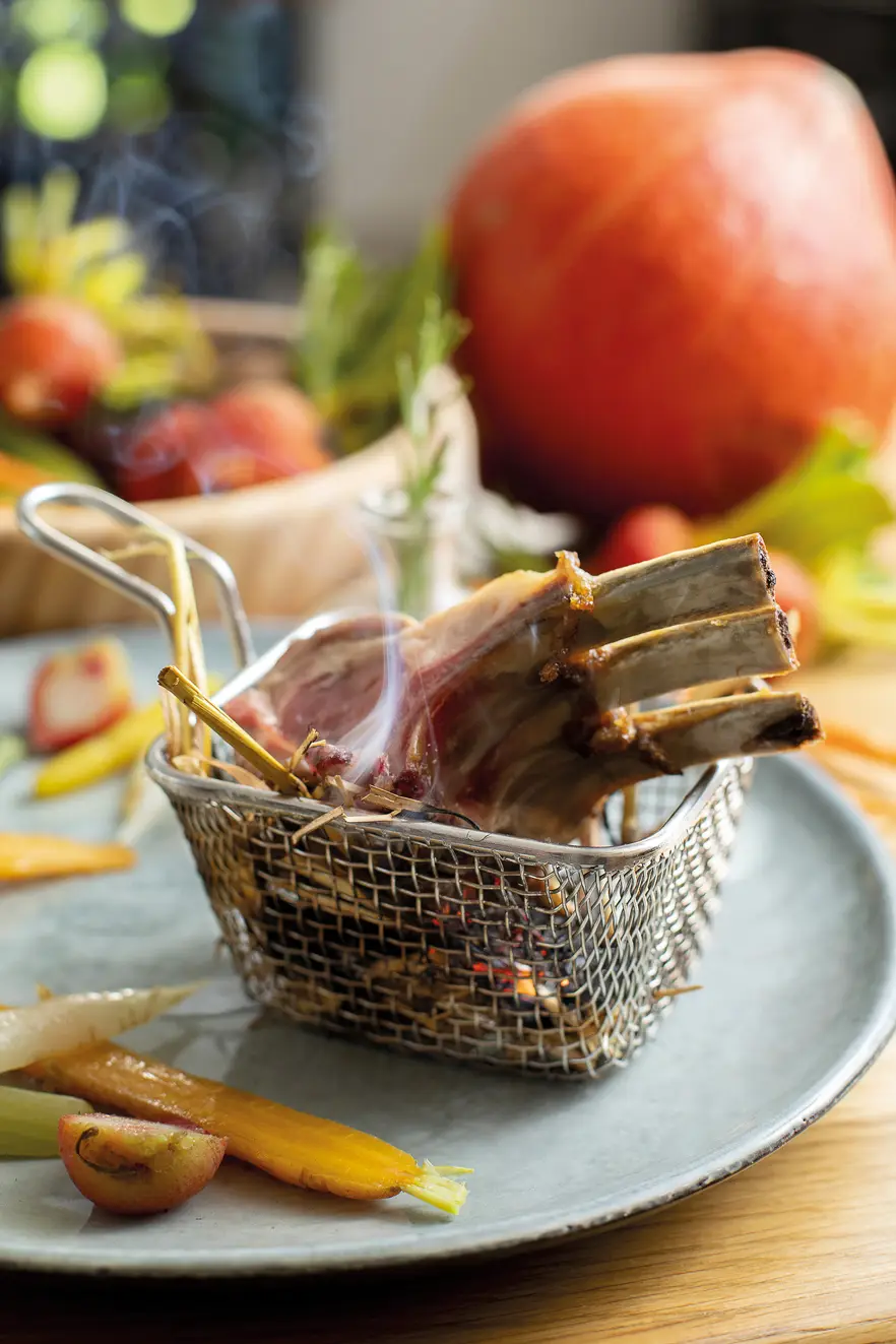 Carré d’agneau fumé à la paille et aux saveurs orientales