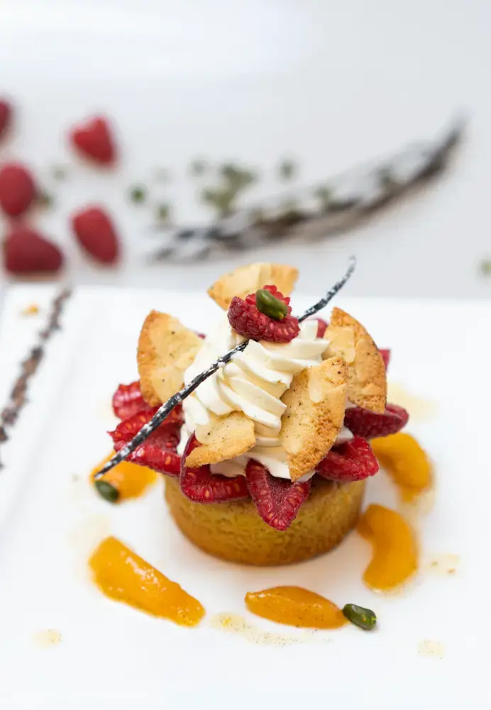 Financiers pistache-framboise compotée d’abricots et ganache chocolat blanc, tuile aux amandes